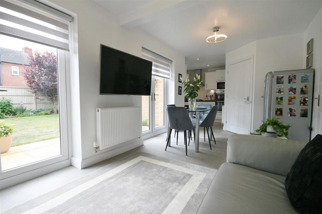 Open plan rear sitting room/dining area