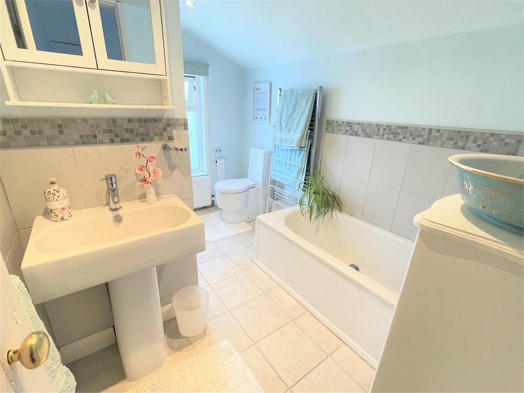 Ensuite bath/shower room