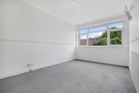 21 Pinnacles, Waltham Abbey, EN9 1TG