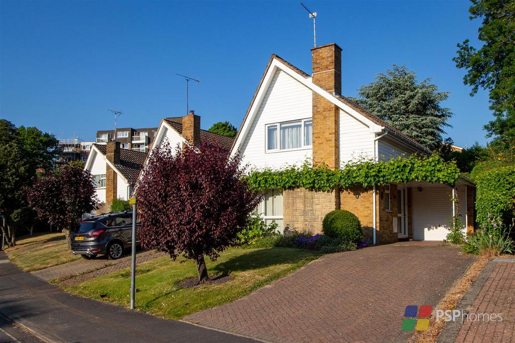 Oak Hall Park, Burgess Hill 3 bed detached house for sale £460,000