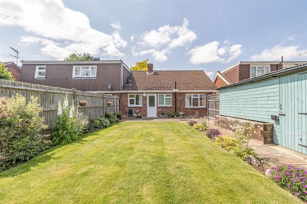 Wheatsheaf Close, Ottershaw 3 bed semidetached bungalow £515,000