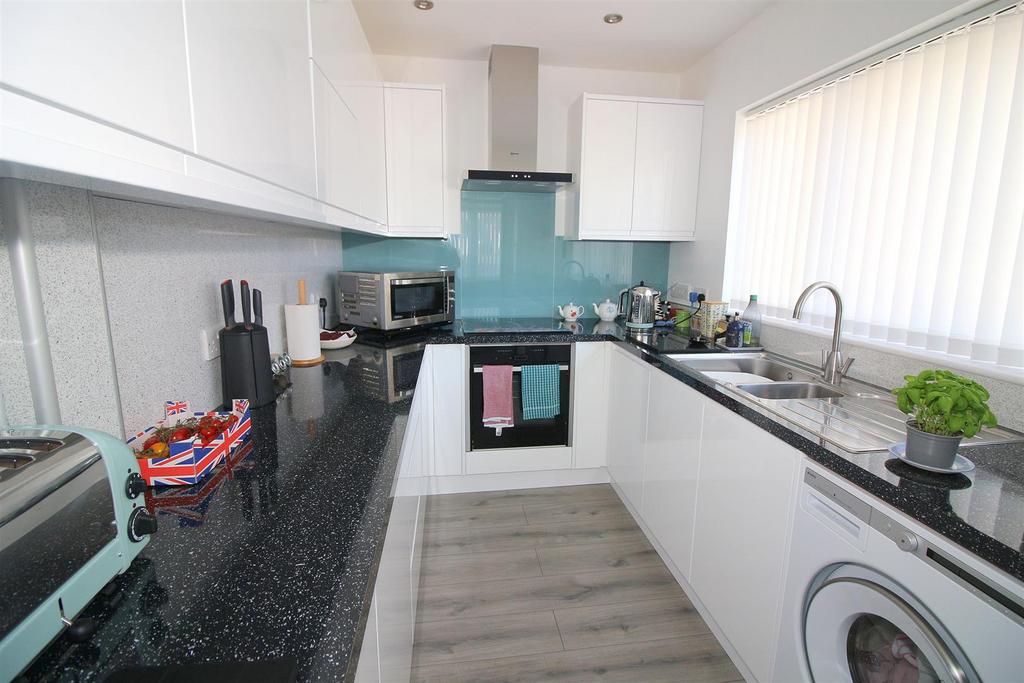 Wearde Road, Saltash 3 bed semidetached bungalow £330,000