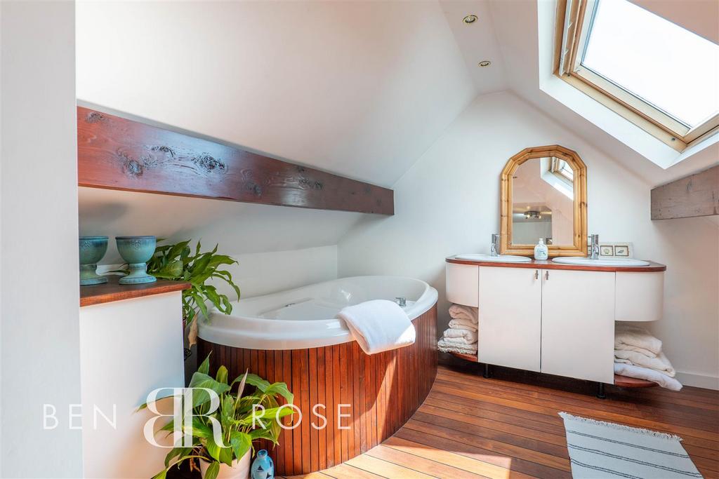 Family Bathroom/Washroom