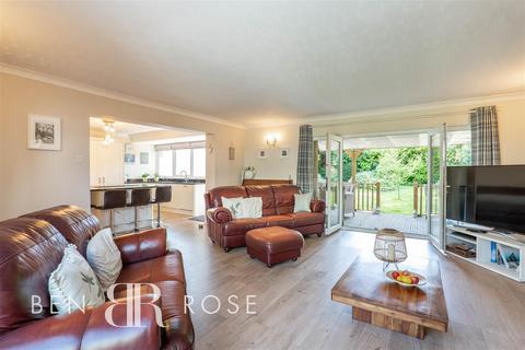 6 Crocus Field, Leyland, PR25 3DY
