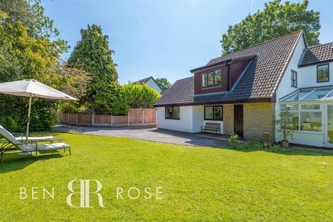 6 Crocus Field, Leyland, PR25 3DY