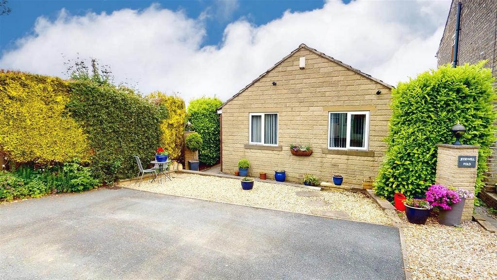 Jessewell Fold, Windmill Drive, Northowram, Halifax 2 bed detached