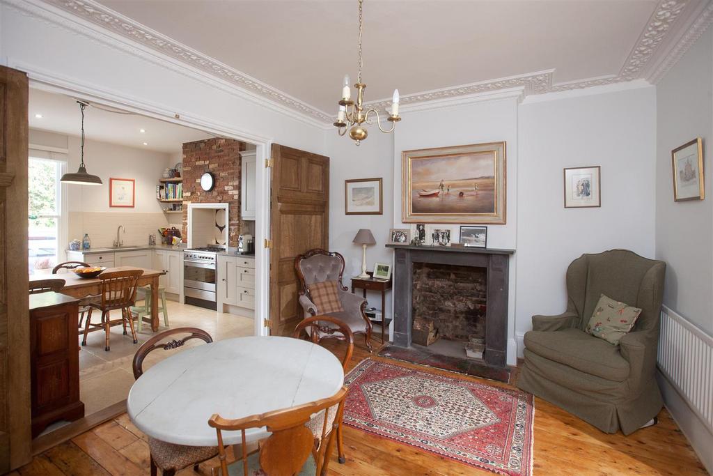 Glenmore Road, Salisbury 4 bed townhouse £2,000 pcm (£462 pw)