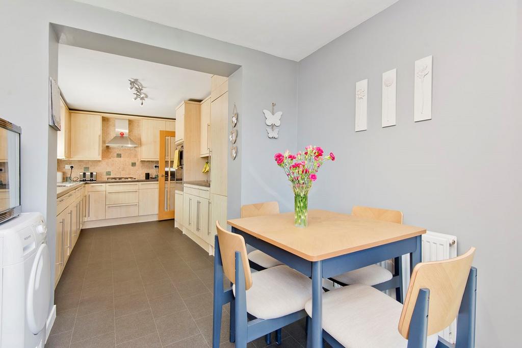 Lindsay Gardens, St Andrews, KY16 3 bed detached villa £450,000