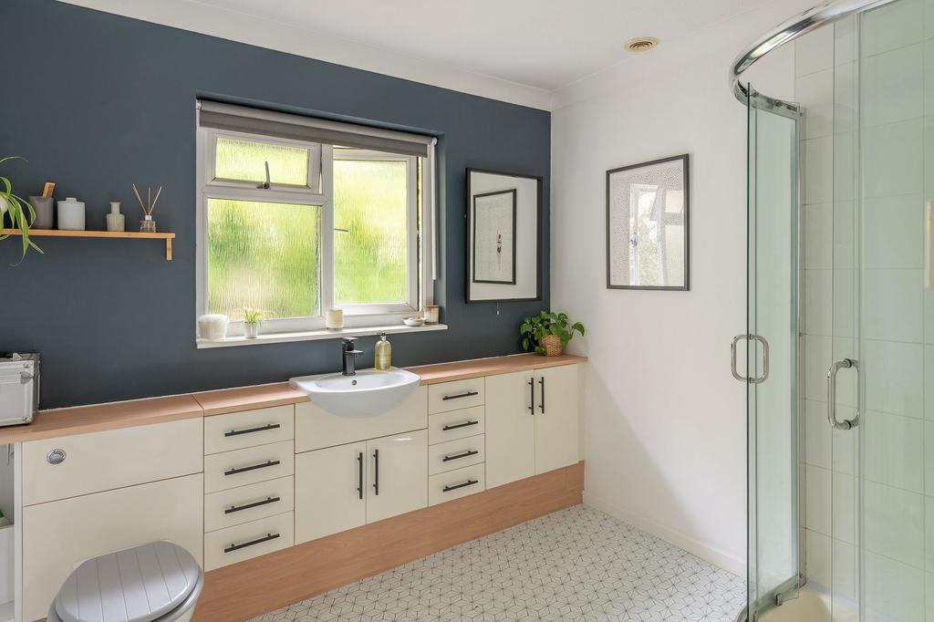 Quillet, Hillfield, Dartmouth: Family Bathroom