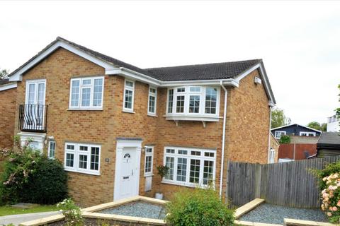 30 Leas Close, Chessington, KT9 2EQ