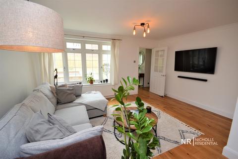 30 Leas Close, Chessington, KT9 2EQ