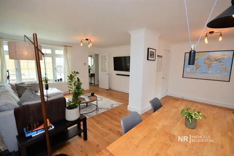 30 Leas Close, Chessington, KT9 2EQ