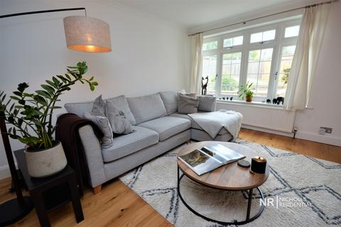 30 Leas Close, Chessington, KT9 2EQ