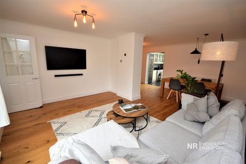 30 Leas Close, Chessington, KT9 2EQ