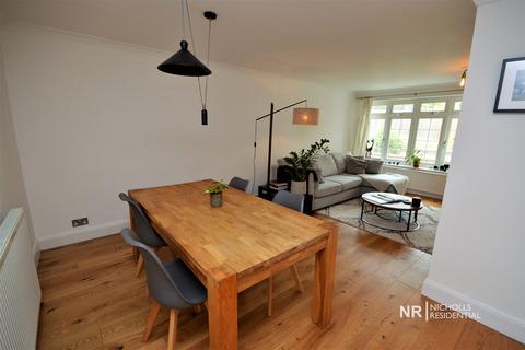 30 Leas Close, Chessington, KT9 2EQ