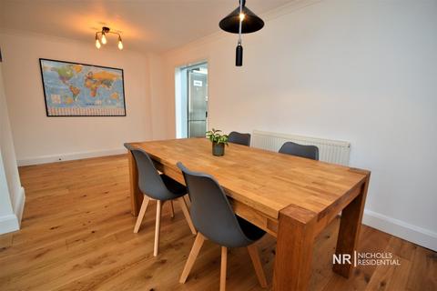 30 Leas Close, Chessington, KT9 2EQ