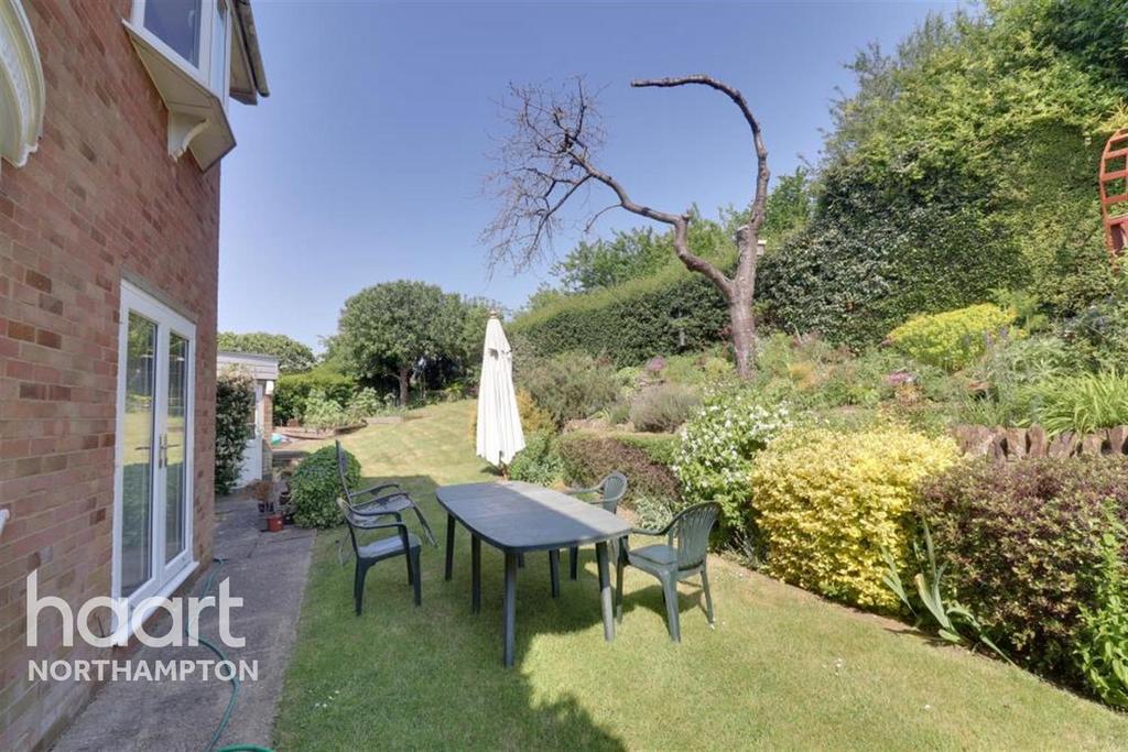 Crediton Close 4 bed detached house £1,600 pcm (£369 pw)