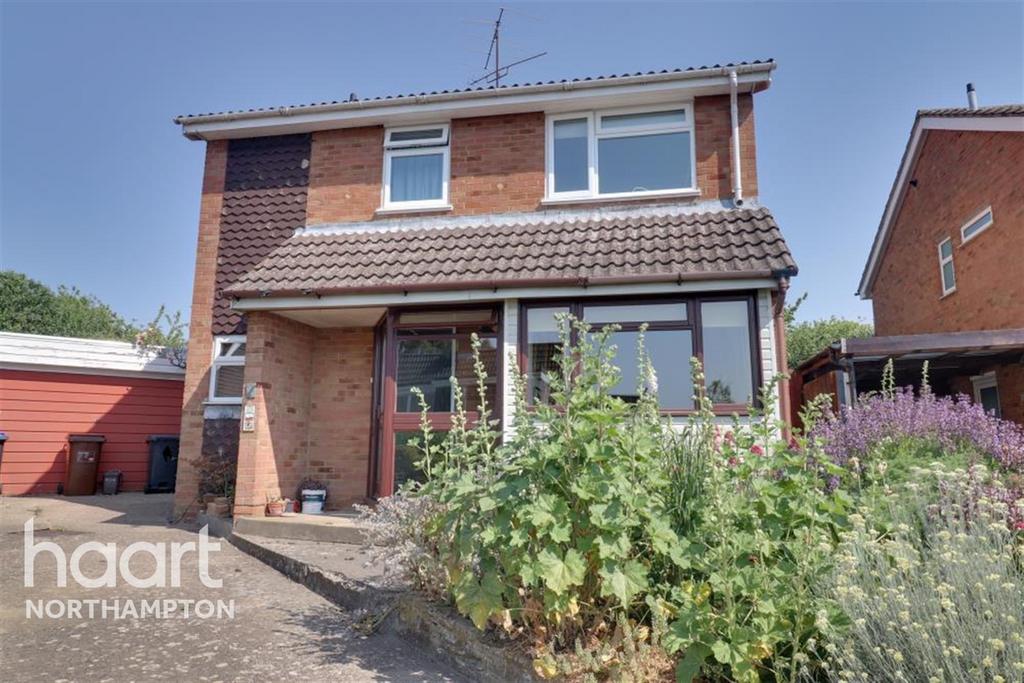 Crediton Close 4 bed detached house £1,600 pcm (£369 pw)