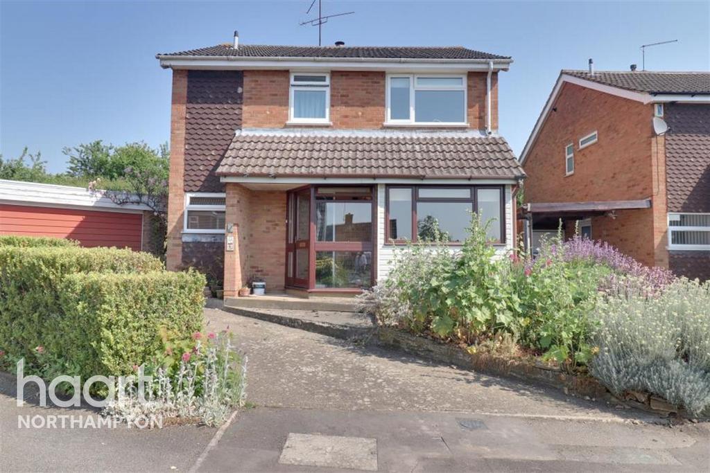 Crediton Close 4 bed detached house £1,600 pcm (£369 pw)