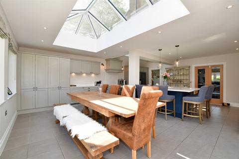 13 Welcome Place, Southwater, Horsham, RH13 9AL