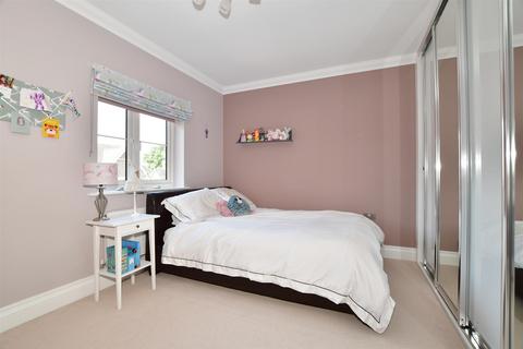 13 Welcome Place, Southwater, Horsham, RH13 9AL