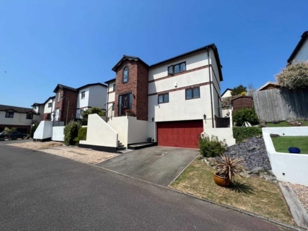 Meadow View, Newton Abbot TQ12 4 bed detached house for sale £525,000