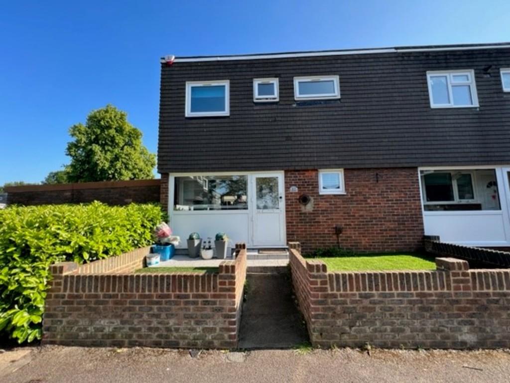 Millhoo Court, Waltham Abbey, Essex 3 bed end of terrace house £1,600