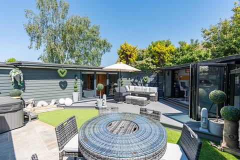5 Brace Close, Cheshunt, Waltham Cross, EN7 6WY