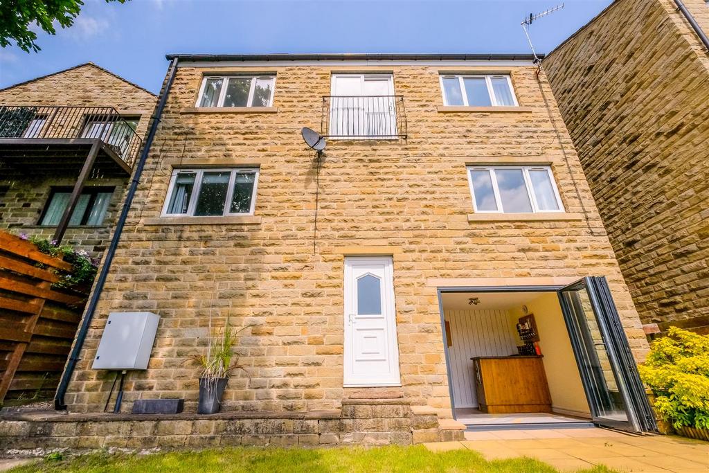 Halifax Old Road, Huddersfield 4 bed detached house for sale £285,000