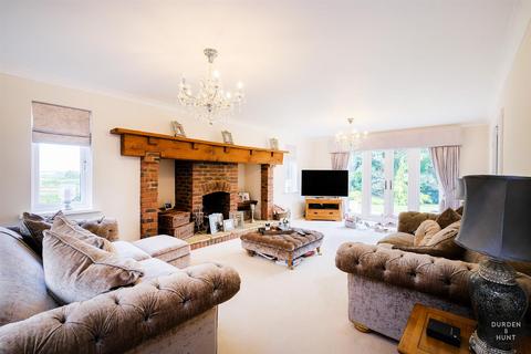 13 The Paddocks, Stapleford Abbotts, Romford, RM4 1HG