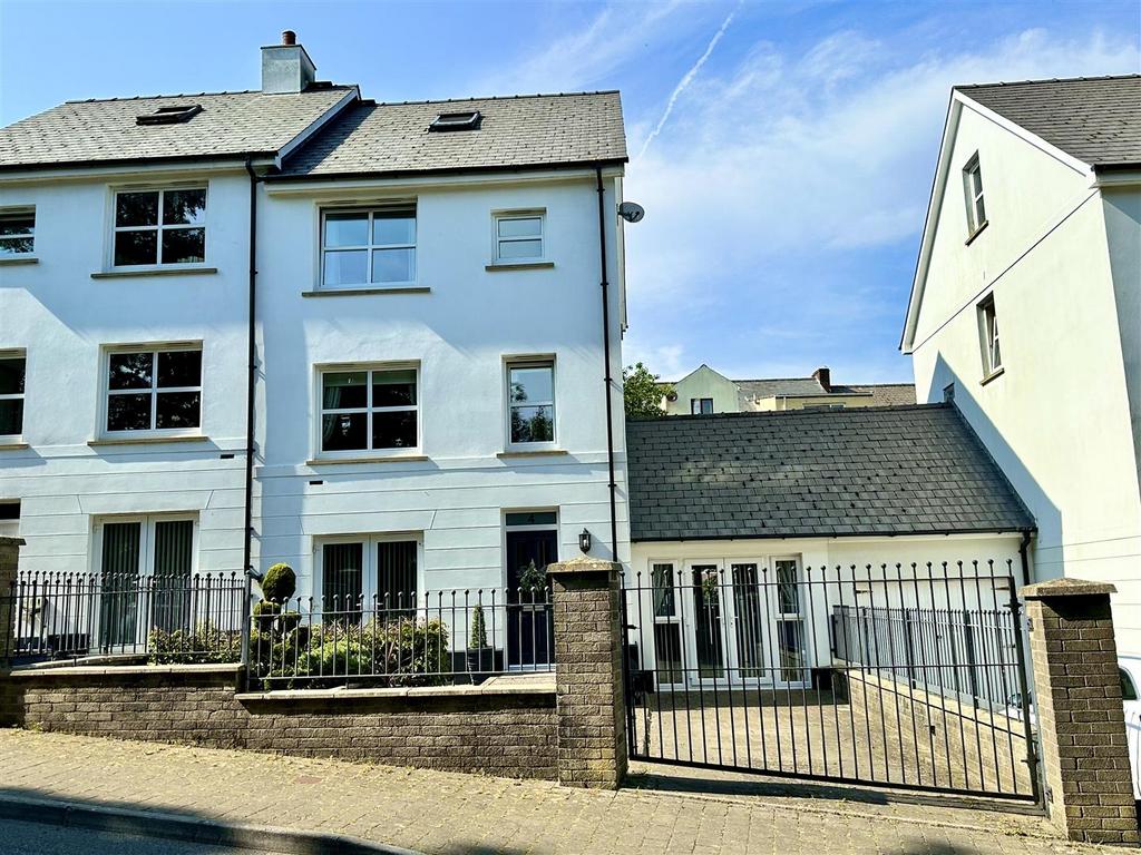 4 Kensington Gardens, Haverfordwest 5 bed semidetached house for sale