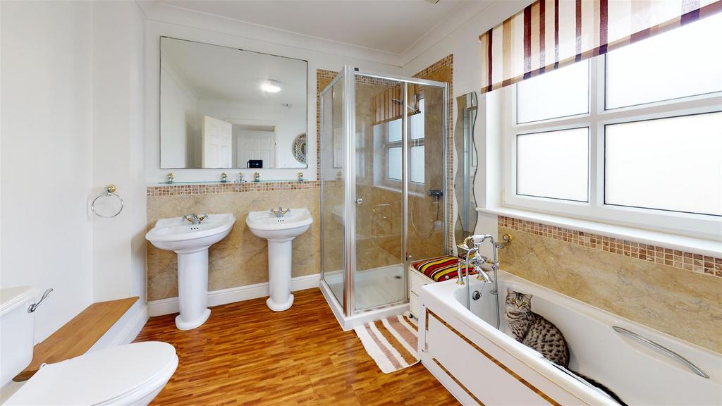 4-Kensington-Gardens-Haverfordwest-Bathroom.jpg