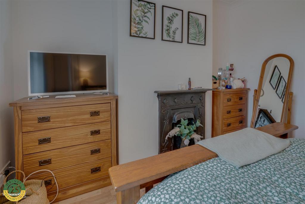 Bedroom 1- 3.jpg