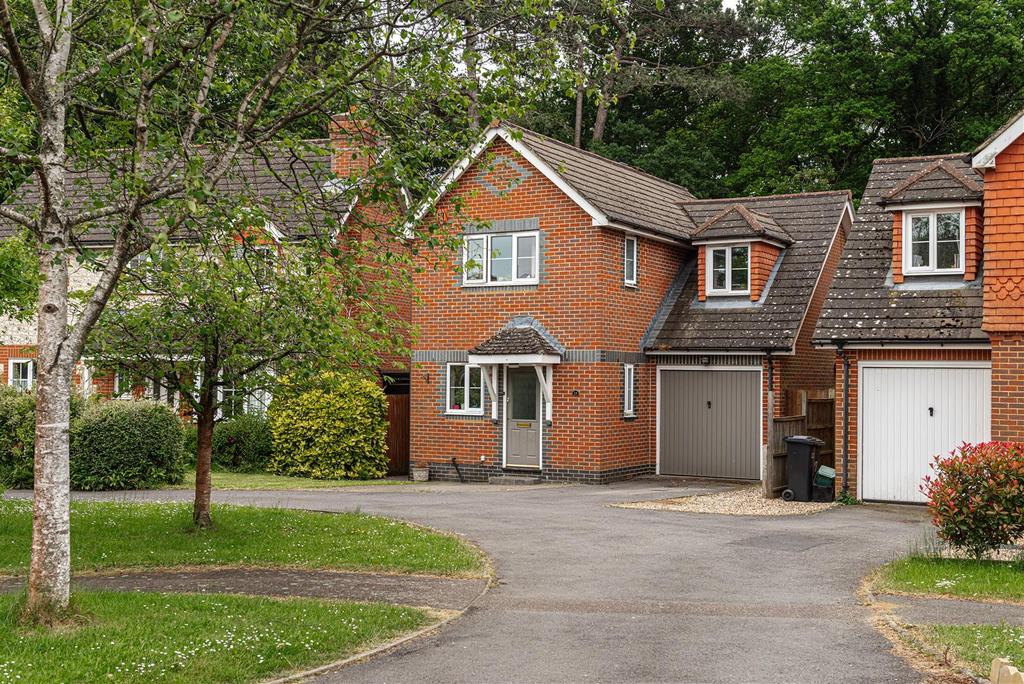 Nuthatch Gardens, Reigate 3 bed detached house for sale £525,000