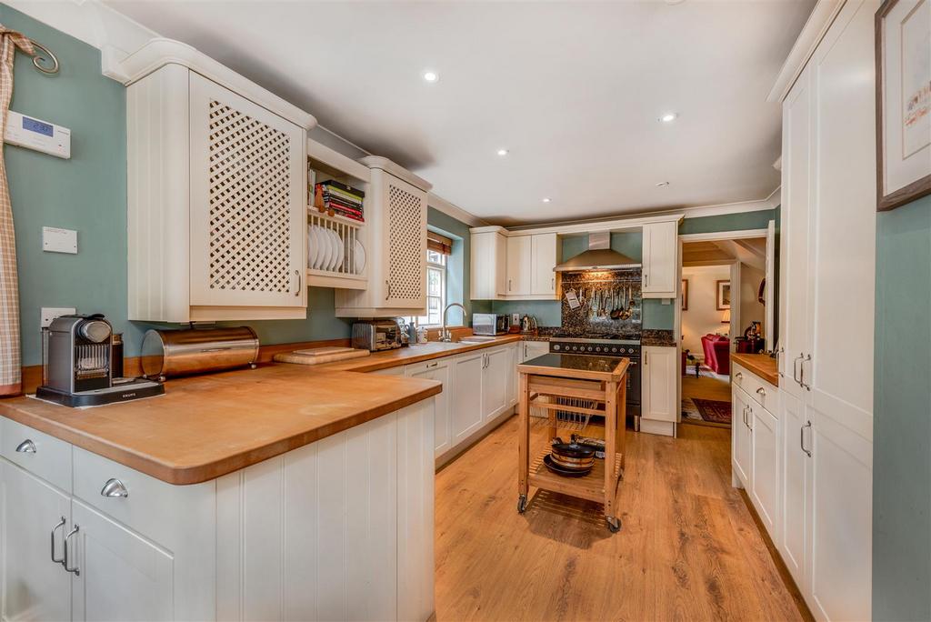 Holmes Close, Sunninghill 5 bed detached house £1,250,000