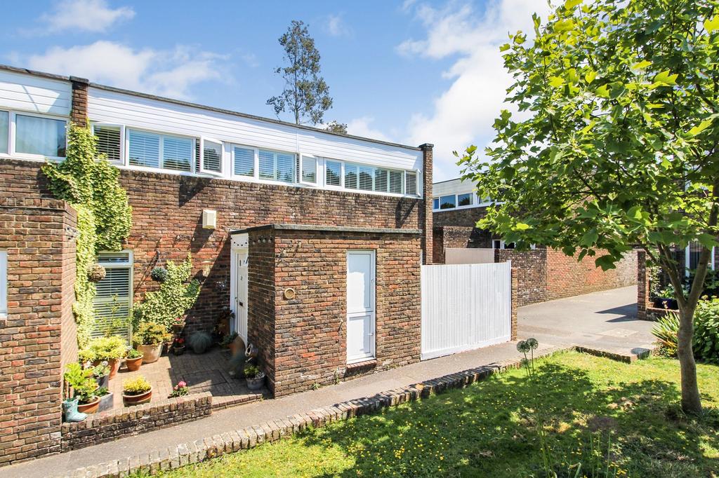 Bateman Court, Forestfield, Crawley, West Sussex. RH10 6PS 3 bed end of