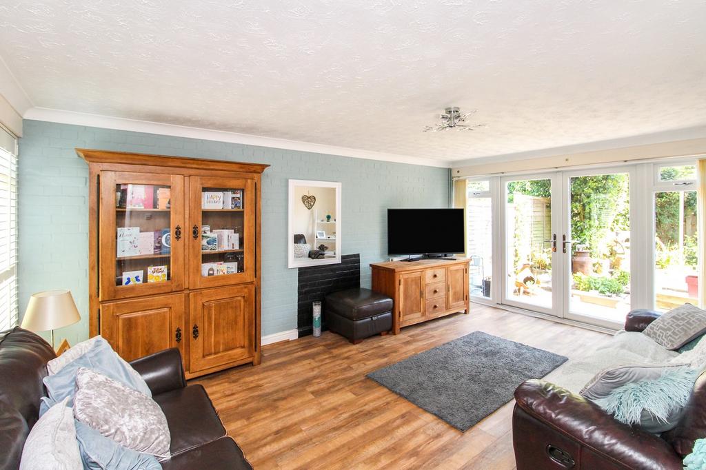 Bateman Court, Forestfield, Crawley, West Sussex. RH10 6PS 3 bed end of