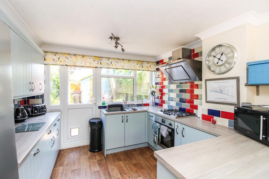 Bateman Court, Forestfield, Crawley, West Sussex. RH10 6PS 3 bed end of