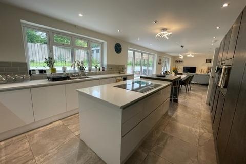 4 bedroom detached house to rent, The Bungalow, School Lane, Bushey, Hertfordshire, WD23 1SS