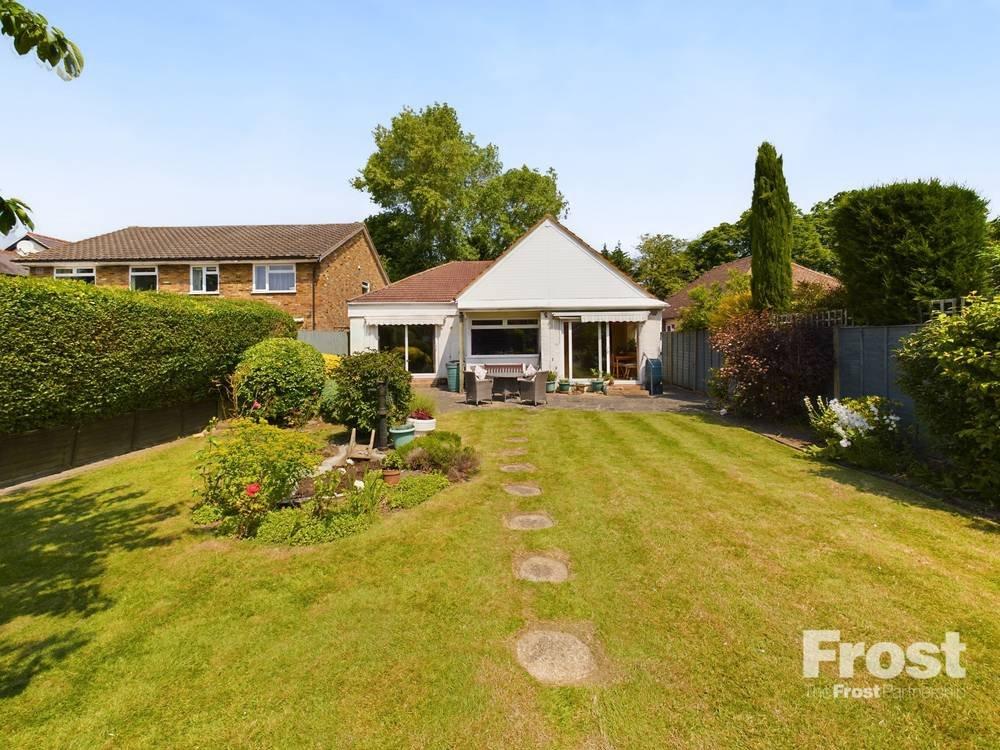 Govett Avenue, Shepperton, Surrey, TW17 3 bed bungalow £625,000