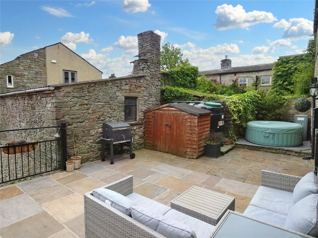 Carperby, Leyburn, North Yorkshire, DL8 2 bed house £290,000