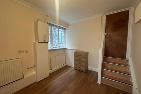 Studio to rent, Golders Way, London NW11