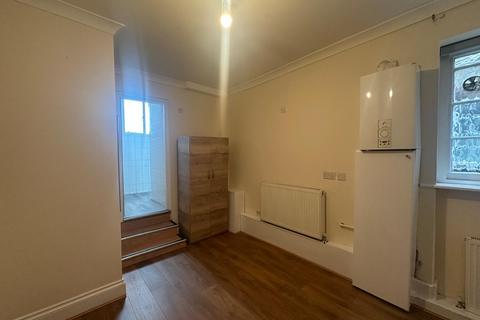 Studio to rent, Golders Way, London NW11