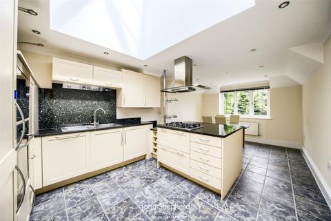 2 bedroom flat for sale, Snowberry Gardens, Warwick Road, Solihull, West Midlands, B91