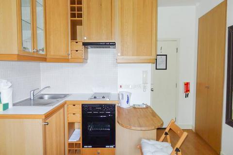 Studio to rent, Cartwright Gardens, Bloomsbury, London, WC1H