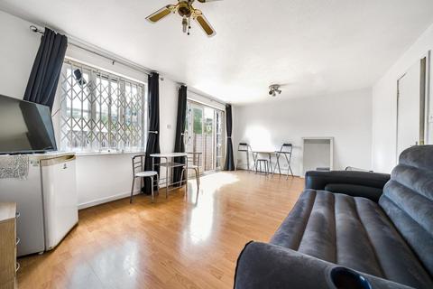 2a Albany Mews, London, SE5 0DQ