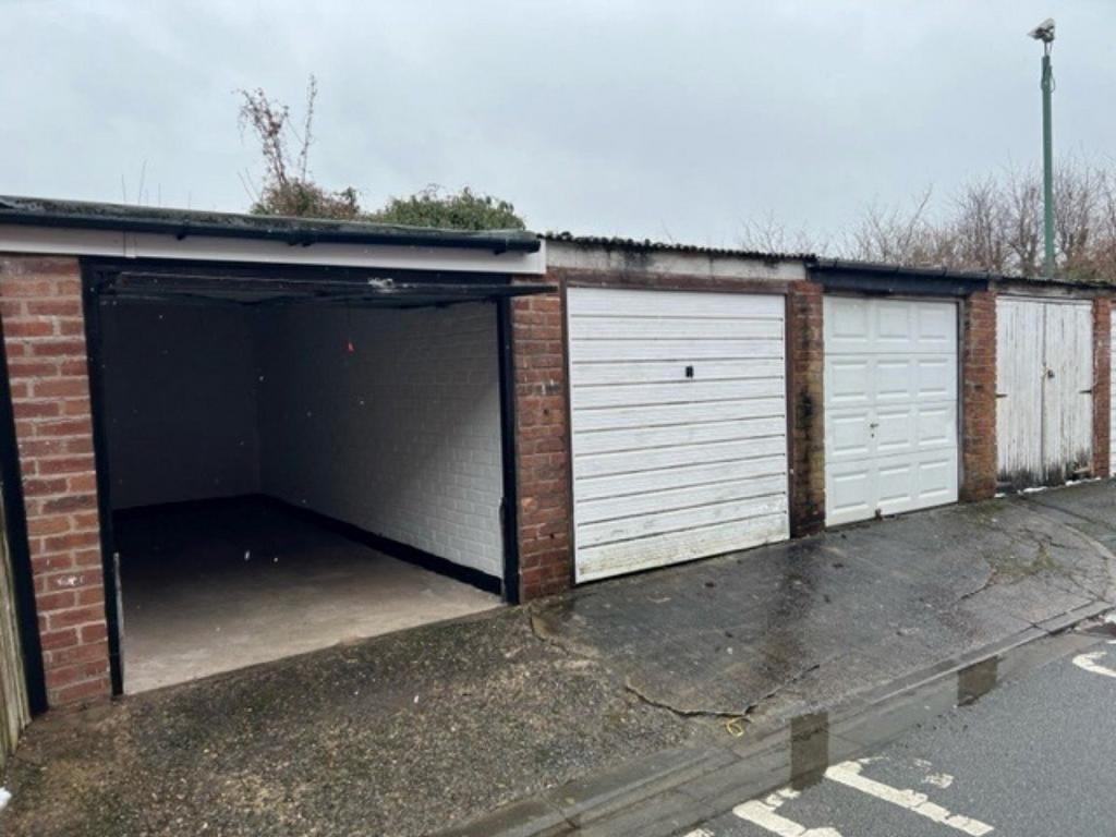 Garage, Hampton Drive, Cronton, Widnes Garage £125 pcm (£29 pw)