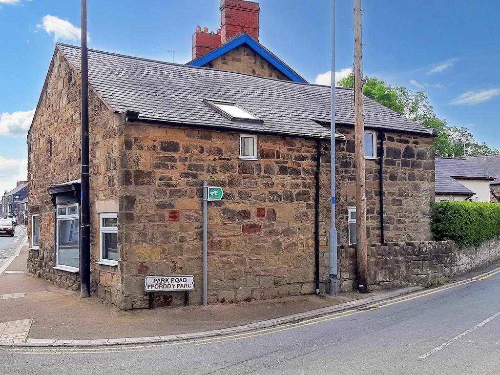 High Street, Coedpoeth LL11 3 bed detached house to rent £650 pcm (£