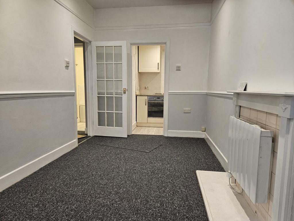 Braidley Road, Bournemouth 1 bed flat £850 pcm (£196 pw)