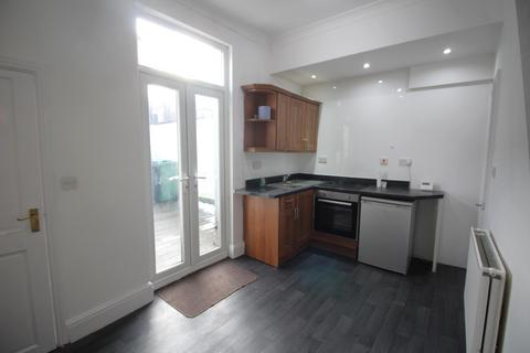 2 bedroom end of terrace house to rent, Whittle Street, Bury, BL8